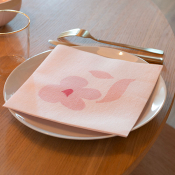 Paviot Servietten fleur d'oranger,rose flower  on the table